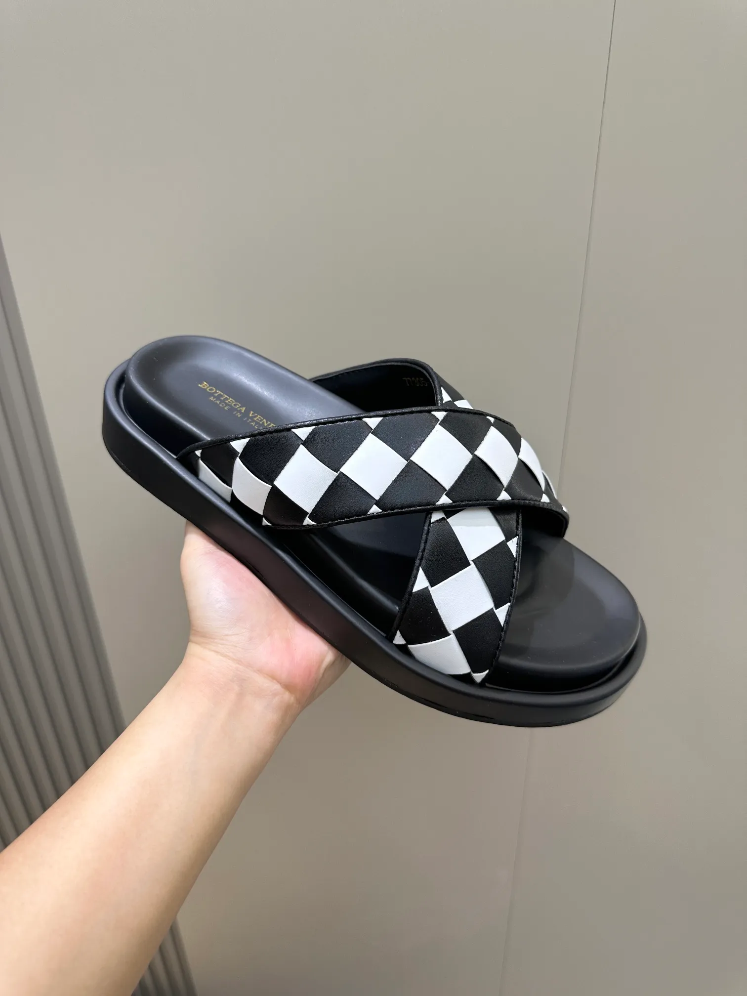 Factory price: 360💰BV hand-woven men's slippers and sandals - suitable for walking. It still emphasizes minimalism and practical wearability, but is full of vivid artistry. Super classic, luxurious and comfortable, imported cowhide + cowhide lining + lightweight outsole Size: 39-44 (customized at 38.45)